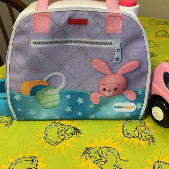 PRE OWNED LOT OF FISHER PRICE LITTLE PEOPLE CUDDLE AND PLAY SET AND WORKING CAR - Picture 5 of 15